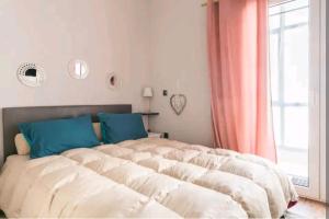 ein Schlafzimmer mit einem großen Bett und einem Fenster in der Unterkunft Flat on Walkstreet freeparking in Thessaloniki