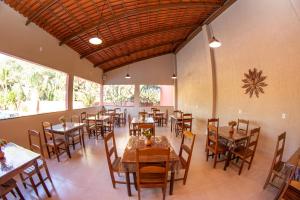 A restaurant or other place to eat at Pousada Villa Mariana