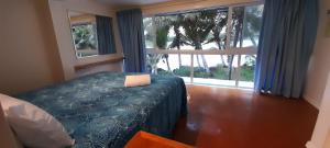 Tempat tidur dalam kamar di Avana Waterfront Apartments