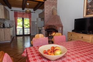 Kuchyňa alebo kuchynka v ubytovaní FoRest Chalet + 16 fotografií