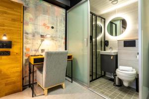 a bathroom with a toilet and a desk and a sink at Time Hostel NOVA - sairaalan vieressä in Jyväskylä