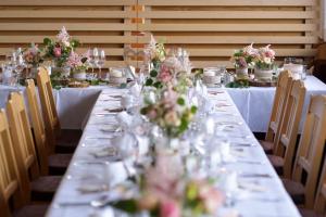 uma mesa longa com copos e flores em Berghotel Gerlosstein em Hainzenberg