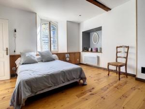 Nistos的住宿－Gîte de montagne « Les Pivoines » à Nistos，一间卧室配有一张床和一把椅子