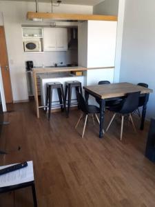 een keuken en eetkamer met een tafel en stoelen bij Departamento de Barrio Belgrano in Bariloche