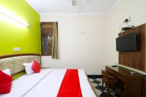 Gallery image of Hotel Westend Holiday Home 5 mint from Nizamuddin Railway Station in New Delhi