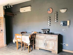 a dining room with a table and chairs at Appartamento L’Angelica in Assemini