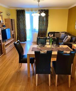 sala de estar con mesa de madera y sillas en Apartment Ani en Ramsau am Dachstein