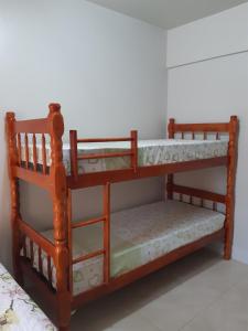 - deux lits superposés dans une chambre dans l'établissement Apartamento Térreo em Ponta das Canas, à Florianópolis