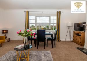 sala de estar con mesa y sillas en 2 Bed Apartment-5 Guests - Business-Relocation-Parking - The Brighton Short Stay & serviced Apartments, en Brighton & Hove