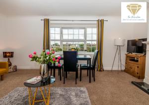 Μια τηλεόραση ή/και κέντρο ψυχαγωγίας στο 2 Bed Apartment-5 Guests - Business-Relocation-Parking - The Brighton Short Stay & serviced Apartments
