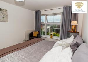 A bed or beds in a room at 2 Bed Apartment-5 Guests - Business-Relocation-Parking - The Brighton Short Stay & serviced Apartments