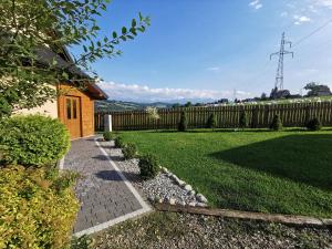 a garden with a fence and a lawn at Kozie Ranczo Domek Bacy in Bańska Niżna