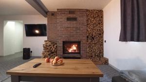 a room with a fireplace and a table with a bowl of fruit at Rancho Resort in Bilichi