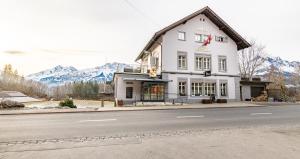 um edifício branco ao lado de uma rua em Gasthof Bären em Hasliberg