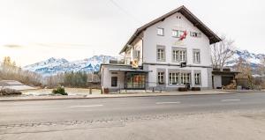 Nespecifikovaný výhled na hory nebo výhled na hory při pohledu z hotelu