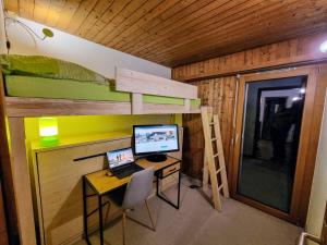Gallery image of Half chalet with garden & balcony - 4' to the lake in Laax