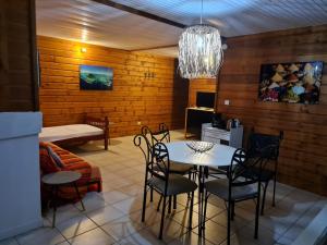 Cama ou camas em um quarto em Bleu topaze - vue imprenable - Les Anses d'Arlet