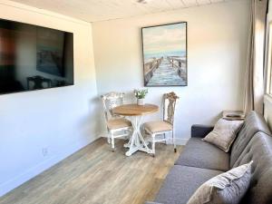 uma sala de estar com um sofá e uma mesa em Arena del Mar em Grayland