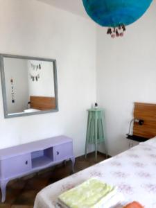 um quarto com uma cama, um espelho e uma cómoda em L'Antico Frantoio em Rapallo