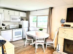 uma cozinha com uma mesa e cadeiras numa cozinha em Arena del Mar em Grayland