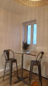 mesa y 2 sillas con mesa y 2 ventanas en Villa Mignon grand studio vue Mer, en Mers-les-Bains 29 fotos más