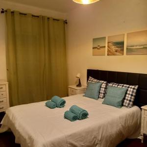 een slaapkamer met een bed met twee handdoeken erop bij Sunset View Apartment - 22 in Albufeira
