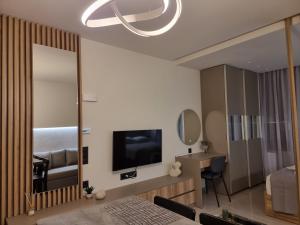 Televízia a/alebo spoločenská miestnosť v ubytovaní Iris City Center Premium Studio