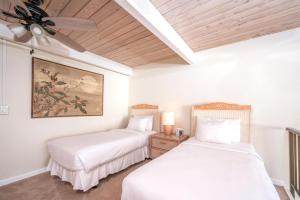 Cama ou camas em um quarto em K B M Resorts- NAP-C18 Gorgeous 2Bd, ocean views, remodeled, ocean-front, beach access