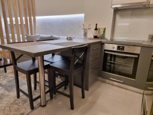 Kuchyňa alebo kuchynka v ubytovaní Iris City Center Premium Studio