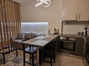 kuchnia ze stołem i kanapą w pokoju w obiekcie Iris City Center Premium Studio w Salonikach +24 zdjęcia