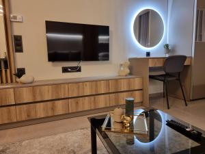 Televízia a/alebo spoločenská miestnosť v ubytovaní Iris City Center Premium Studio