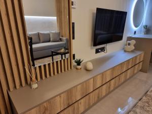 Televízia a/alebo spoločenská miestnosť v ubytovaní Iris City Center Premium Studio