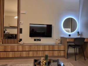 Televízia a/alebo spoločenská miestnosť v ubytovaní Iris City Center Premium Studio