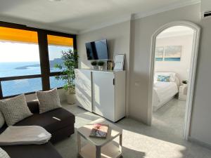 - un salon avec un canapé, un lit et une télévision dans l'établissement Doñana12 by SunHousesCanarias, à Patalavaca