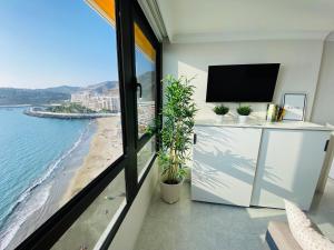 a room with a view of the beach and the ocean at Doñana12 by SunHousesCanarias in Patalavaca
