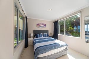 Gallery image of Lakeside Vistas Magic - Rainbow Point Home in Taupo