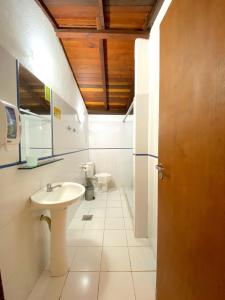 ブジオスにあるBamboo Búzios Hostelの洗面台とトイレ付きのバスルーム +37枚の写真