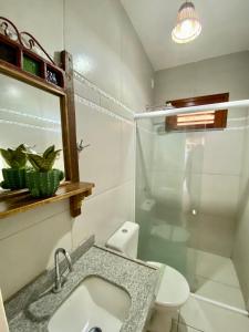 un baño con lavabo e inodoro en Pousada Mucuripe, en Fortaleza 84 fotos más