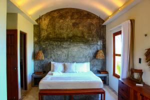 En eller flere senge i et værelse på Delos Luxury Villa