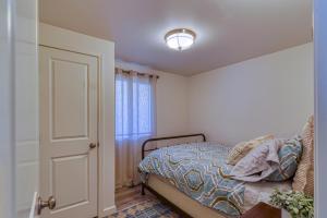 A bed or beds in a room at Roadrunner's Roost