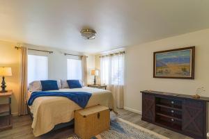 1 dormitorio con 1 cama, vestidor y ventana en Roadrunner's Roost, en Twentynine Palms