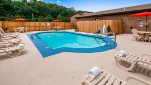 The swimming pool at or close to Best Western Auburn/Opelika Inn