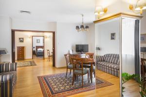 Televízia a/alebo spoločenská miestnosť v ubytovaní Qubus Hotel Wrocław