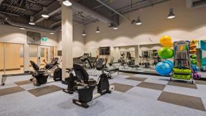 The fitness centre and/or fitness facilities at Best Western Premier Winnipeg East