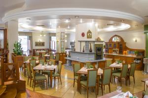 Reštaurácia alebo iné gastronomické zariadenie v ubytovaní Qubus Hotel Wrocław