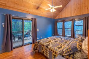 um quarto com uma cama e uma ventoinha de tecto em Mountain Top Tranquility em Sylva