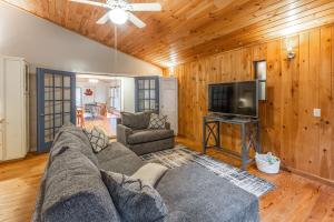 uma sala de estar com um sofá e uma televisão em Mountain Top Tranquility em Sylva