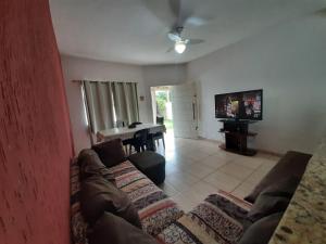a living room with a couch and a table at Itaipuaçu Maravilhosa in Maricá