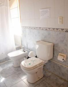 un baño con inodoro y lavabo en Hosteria La Farfalla, en Chos Malal