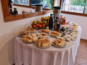 Una mesa con un montón de comida encima en Hosteria La Farfalla, en Chos Malal 10 fotos más